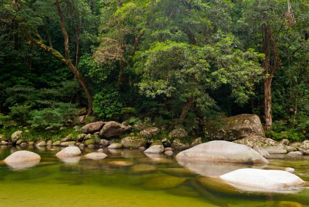 <strong><a href="https://parks.des.qld.gov.au/parks/daintree/" target="_blank" rel="noopener">Parque Nacional Daintree</a>, Austrália</strong> O rico ecossistema do parque está entre os mais expressivos do mundo. É um ponto forte para quem procura por ecoturismo no país, com paisagens impressionantes. Os mais corajosos podem fazer uma visita guiada para conhecer os crocodilos <em><a href="https://www.booking.com/searchresults.pt-br.html?aid=332455&sid=b6bf542626b1a2c7a9951e44506f270a&sb=1&src=searchresults&src_elem=sb&error_url=https%3A%2F%2Fwww.booking.com%2Fsearchresults.pt-br.html%3Faid%3D332455%3Bsid%3Db6bf542626b1a2c7a9951e44506f270a%3Btmpl%3Dsearchresults%3Bac_click_type%3Dg%3Bclass_interval%3D1%3Bdtdisc%3D0%3Bfrom_sf%3D1%3Bgroup_adults%3D2%3Bgroup_children%3D0%3Binac%3D0%3Bindex_postcard%3D0%3Blabel_click%3Dundef%3Bno_rooms%3D1%3Boffset%3D0%3Bplace_id%3DChIJJ5kl0yg275QRcnKeyHLNBYM%3Bplace_id_lat%3D-29.1825519%3Bplace_id_lon%3D-50.0987825%3Bpostcard%3D0%3Braw_dest_type%3Dlandmark%3Broom1%3DA%252CA%3Bsb_price_type%3Dtotal%3Bsearch_selected%3D1%3Bshw_aparth%3D1%3Bslp_r_match%3D0%3Bsrc%3Dsearchresults%3Bsrc_elem%3Dsb%3Bsrpvid%3Daf30837e6f940148%3Bss%3DAparados%2520da%2520Serra%2520National%2520Park%2520-%2520Rodovia%2520RS%2520429%2520-%2520Zona%2520Rural%252C%2520Cambar%25C3%25A1%2520do%2520Sul%2520-%2520RS%252C%2520Brazil%3Bss_all%3D0%3Bss_raw%3DParque%2520Nacional%2520Aparados%2520da%2520Serra%3Bssb%3Dempty%3Bsshis%3D0%3Bssne%3DCanad%25C3%25A1%3Bssne_untouched%3DCanad%25C3%25A1%3Btop_ufis%3D1%26%3B&ss=Daintree+National+Park%2C+Queensland%2C+Australia&is_ski_area=&ssne=Aparados+da+Serra+National+Park+-+Rodovia+RS+429+-+Zona+Rural%2C+Cambar%C3%A1+do+Sul+-+RS%2C+Brazil&ssne_untouched=Aparados+da+Serra+National+Park+-+Rodovia+RS+429+-+Zona+Rural%2C+Cambar%C3%A1+do+Sul+-+RS%2C+Brazil&checkin_monthday=&checkin_month=&checkin_year=&checkout_monthday=&checkout_month=&checkout_year=&group_adults=2&group_children=0&no_rooms=1&from_sf=1&ss_raw=daintree+national+park&ac_position=1&ac_click_type=g&dest_id=ChIJHZC-BllMnWkRkExiYvLuAA8&dest_type=landmark&place_id=ChIJHZC-BllMnWkRkExiYvLuAA8&place_id_lat=-16.3014378&place_id_lon=145.2480206&place_types=tourist_attraction%2Cpark%2Cpoint_of_interest%2Cestablishment&search_pageview_id=af30837e6f940148&search_selected=true" target="_blank" rel="noopener">Veja preços de hotéis em Daintree no Booking.com</a></em> <strong><a href="https://parks.des.qld.gov.au/parks/daintree/" target="_blank" rel="noopener">Parque Nacional Daintree</a>, Austrália</strong> O rico ecossistema do parque está entre os mais expressivos do mundo. É um ponto forte para quem procura por ecoturismo no país, com paisagens impressionantes. Os mais corajosos podem fazer uma visita guiada para conhecer os crocodilos <em><a href="https://www.booking.com/searchresults.pt-br.html?aid=332455&sid=b6bf542626b1a2c7a9951e44506f270a&sb=1&src=searchresults&src_elem=sb&error_url=https%3A%2F%2Fwww.booking.com%2Fsearchresults.pt-br.html%3Faid%3D332455%3Bsid%3Db6bf542626b1a2c7a9951e44506f270a%3Btmpl%3Dsearchresults%3Bac_click_type%3Dg%3Bclass_interval%3D1%3Bdtdisc%3D0%3Bfrom_sf%3D1%3Bgroup_adults%3D2%3Bgroup_children%3D0%3Binac%3D0%3Bindex_postcard%3D0%3Blabel_click%3Dundef%3Bno_rooms%3D1%3Boffset%3D0%3Bplace_id%3DChIJJ5kl0yg275QRcnKeyHLNBYM%3Bplace_id_lat%3D-29.1825519%3Bplace_id_lon%3D-50.0987825%3Bpostcard%3D0%3Braw_dest_type%3Dlandmark%3Broom1%3DA%252CA%3Bsb_price_type%3Dtotal%3Bsearch_selected%3D1%3Bshw_aparth%3D1%3Bslp_r_match%3D0%3Bsrc%3Dsearchresults%3Bsrc_elem%3Dsb%3Bsrpvid%3Daf30837e6f940148%3Bss%3DAparados%2520da%2520Serra%2520National%2520Park%2520-%2520Rodovia%2520RS%2520429%2520-%2520Zona%2520Rural%252C%2520Cambar%25C3%25A1%2520do%2520Sul%2520-%2520RS%252C%2520Brazil%3Bss_all%3D0%3Bss_raw%3DParque%2520Nacional%2520Aparados%2520da%2520Serra%3Bssb%3Dempty%3Bsshis%3D0%3Bssne%3DCanad%25C3%25A1%3Bssne_untouched%3DCanad%25C3%25A1%3Btop_ufis%3D1%26%3B&ss=Daintree+National+Park%2C+Queensland%2C+Australia&is_ski_area=&ssne=Aparados+da+Serra+National+Park+-+Rodovia+RS+429+-+Zona+Rural%2C+Cambar%C3%A1+do+Sul+-+RS%2C+Brazil&ssne_untouched=Aparados+da+Serra+National+Park+-+Rodovia+RS+429+-+Zona+Rural%2C+Cambar%C3%A1+do+Sul+-+RS%2C+Brazil&checkin_monthday=&checkin_month=&checkin_year=&checkout_monthday=&checkout_month=&checkout_year=&group_adults=2&group_children=0&no_rooms=1&from_sf=1&ss_raw=daintree+national+park&ac_position=1&ac_click_type=g&dest_id=ChIJHZC-BllMnWkRkExiYvLuAA8&dest_type=landmark&place_id=ChIJHZC-BllMnWkRkExiYvLuAA8&place_id_lat=-16.3014378&place_id_lon=145.2480206&place_types=tourist_attraction%2Cpark%2Cpoint_of_interest%2Cestablishment&search_pageview_id=af30837e6f940148&search_selected=true" target="_blank" rel="noopener">Veja preços de hotéis em Daintree no Booking.com</a></em>