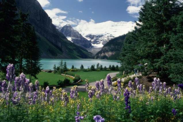 <strong><a href="https://www.banfflakelouise.com/" target="_blank" rel="noopener">Parque Nacional de Banff e Lago Louise</a>, Alberta, Canadá </strong>O vizinho do Parque de Jasper também é tombado pela Unesco e inclui mais de 1.600 quilômetros de trilhas. Considerado um dos principais pontos turísticos país, ele atrai com suas paisagens ideais para a prática de trekking, camping e até mesmo golfe <em><a href="https://www.booking.com/city/ca/banff.pt-br.html?aid=332455&label=viagemabril-parques-nacionais-pelo-mundo" target="_blank" rel="noopener">Veja preços de hotéis em Banff no Booking.com</a></em>