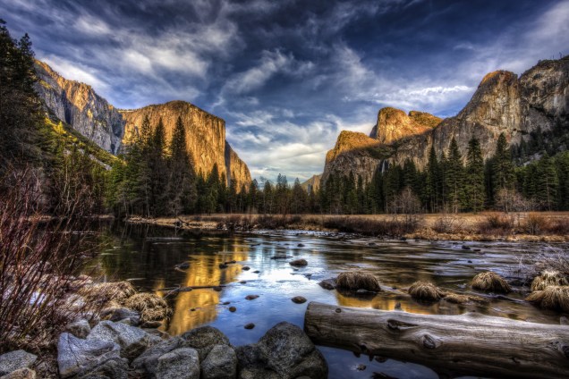 <strong><a href="https://www.visiteosusa.com.br/destination/parque-nacional-de-yosemite" target="_blank" rel="noopener">Parque Nacional de Yosemite</a>, Estados Unidos:</strong> A região é um verdadeiro santuário os amantes da natureza, com belas trilhas e montanhas. Considerado um dos parques mais populares do país, o Yosemite recebe cerca de três milhões de visitantes por ano <em><a href="https://www.booking.com/searchresults.pt-br.html?aid=332455&sid=b6bf542626b1a2c7a9951e44506f270a&sb=1&src=searchresults&src_elem=sb&error_url=https%3A%2F%2Fwww.booking.com%2Fsearchresults.pt-br.html%3Faid%3D332455%3Bsid%3Db6bf542626b1a2c7a9951e44506f270a%3Btmpl%3Dsearchresults%3Bac_click_type%3Db%3Bac_position%3D0%3Bclass_interval%3D1%3Bdest_id%3D900069626%3Bdest_type%3Dlandmark%3Bdtdisc%3D0%3Bfrom_sf%3D1%3Bgroup_adults%3D2%3Bgroup_children%3D0%3Binac%3D0%3Bindex_postcard%3D0%3Blabel_click%3Dundef%3Bno_rooms%3D1%3Boffset%3D0%3Bpostcard%3D0%3Braw_dest_type%3Dlandmark%3Broom1%3DA%252CA%3Bsb_price_type%3Dtotal%3Bsearch_selected%3D1%3Bshw_aparth%3D1%3Bslp_r_match%3D0%3Bsrc%3Dsearchresults%3Bsrc_elem%3Dsb%3Bsrpvid%3D12017f624091003e%3Bss%3DEntrada%2520Oeste%2520del%2520Parque%2520Nacional%2520de%2520Yellowstone%252C%2520West%2520Yellowstone%252C%2520Montana%252C%2520Estados%2520Unidos%3Bss_all%3D0%3Bss_raw%3DParque%2520Nacional%2520de%2520Yellowstone%3Bssb%3Dempty%3Bsshis%3D0%3Bssne%3DParque%2520Nacional%2520da%2520Serra%2520da%2520Capivara%2520-%2520R.%2520Dr.%2520Lu%25C3%25ADs%2520Paix%25C3%25A3o%2520-%2520Milonga%252C%2520State%2520of%2520Piau%25C3%25AD%252C%2520Brazil%3Bssne_untouched%3DParque%2520Nacional%2520da%2520Serra%2520da%2520Capivara%2520-%2520R.%2520Dr.%2520Lu%25C3%25ADs%2520Paix%25C3%25A3o%2520-%2520Milonga%252C%2520State%2520of%2520Piau%25C3%25AD%252C%2520Brazil%3Btop_ufis%3D1%26%3B&ss=Parque+Nacional+de+Yosemite%2C+Estados+Unidos&is_ski_area=&ssne=Yellowstone+National+Park+West+Entrance&ssne_untouched=Yellowstone+National+Park+West+Entrance&checkin_monthday=&checkin_month=&checkin_year=&checkout_monthday=&checkout_month=&checkout_year=&group_adults=2&group_children=0&no_rooms=1&from_sf=1&ss_raw=Parque+Nacional+de+Yosemite&ac_position=0&ac_langcode=es&ac_click_type=b&dest_id=3630&dest_type=region&place_id_lat=37.606184&place_id_lon=-119.283398&search_pageview_id=12017f624091003e&search_selected=true&region_type=free_region&search_pageview_id=12017f624091003e&ac_suggestion_list_length=5&ac_suggestion_theme_list_length=0" target="_blank" rel="noopener">Veja preços de hotéis próximos a Yosemite no Booking.com</a></em>
