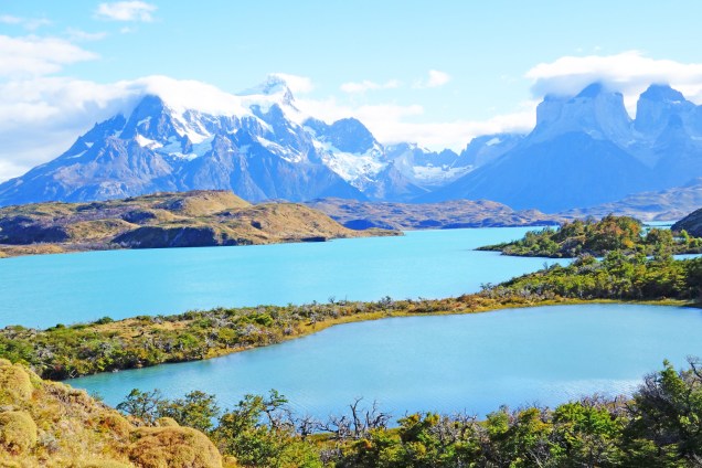<strong><a href="https://www.parquetorresdelpaine.cl/es" target="_blank" rel="noopener">Parque Nacional Torres Del Paine</a>, Chile</strong> Localizado na região deslumbrante da Patagônia Chilena, o parque é uma das regiões favoritas dos turistas aventureiros que desejam acampar na América Latina. Sua área de mais 240 mil hectares abriga o belo Lago Pehoe <em><a href="https://www.booking.com/searchresults.pt-br.html?aid=332455&sid=b6bf542626b1a2c7a9951e44506f270a&sb=1&src=searchresults&src_elem=sb&error_url=https%3A%2F%2Fwww.booking.com%2Fsearchresults.pt-br.html%3Faid%3D332455%3Bsid%3Db6bf542626b1a2c7a9951e44506f270a%3Btmpl%3Dsearchresults%3Bac_click_type%3Db%3Bac_position%3D0%3Bclass_interval%3D1%3Bdest_id%3D2627%3Bdest_type%3Dregion%3Bdtdisc%3D0%3Bfrom_sf%3D1%3Bgroup_adults%3D2%3Bgroup_children%3D0%3Binac%3D0%3Bindex_postcard%3D0%3Blabel_click%3Dundef%3Bno_rooms%3D1%3Boffset%3D0%3Bpostcard%3D0%3Braw_dest_type%3Dregion%3Broom1%3DA%252CA%3Bsb_price_type%3Dtotal%3Bsearch_selected%3D1%3Bshw_aparth%3D1%3Bslp_r_match%3D0%3Bsrc%3Dindex%3Bsrc_elem%3Dsb%3Bsrpvid%3Dd8527ec46db1012a%3Bss%3DParque%2520Nacional%2520dos%2520Lagos%2520de%2520Plitvice%252C%2520Cro%25C3%25A1cia%3Bss_all%3D0%3Bss_raw%3DLagos%2520de%2520Plitvice%3Bssb%3Dempty%3Bsshis%3D0%3Btop_ufis%3D1%26%3B&ss=Torres+del+Paine%2C+Magallanes%2C+Chile&is_ski_area=&ssne=Parque+Nacional+dos+Lagos+de+Plitvice&ssne_untouched=Parque+Nacional+dos+Lagos+de+Plitvice&checkin_monthday=&checkin_month=&checkin_year=&checkout_monthday=&checkout_month=&checkout_year=&group_adults=2&group_children=0&no_rooms=1&from_sf=1&ss_raw=Torres+del+Paine&ac_position=0&ac_langcode=xb&ac_click_type=b&dest_id=900048832&dest_type=city&place_id_lat=-51.001339&place_id_lon=-73.094788&search_pageview_id=d8527ec46db1012a&search_selected=true&search_pageview_id=d8527ec46db1012a&ac_suggestion_list_length=5&ac_suggestion_theme_list_length=0" target="_blank" rel="noopener">Veja preços de hotéis na região de Torres del Paine no Booking.com</a></em>
