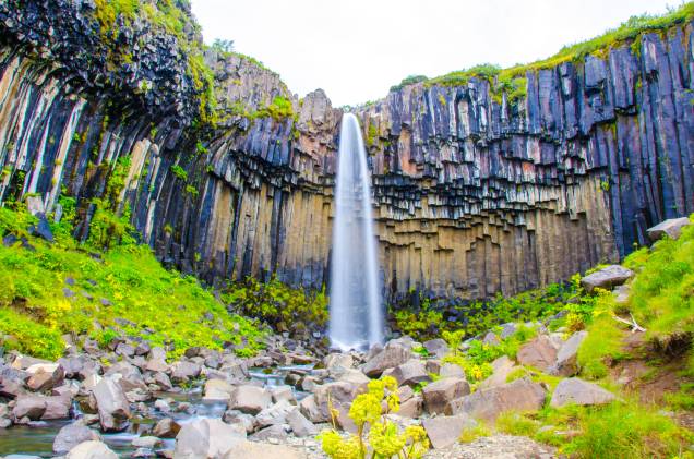 1. <a href="http://viajeaqui.abril.com.br/paises/islandia" rel="Islândia " target="_self"><strong>Islândia</strong></a>A Cascata de Svartifoss, localizada no Parque Nacional de Vatnajökull, forma um dos cenários mais marcantes e icônicos do país