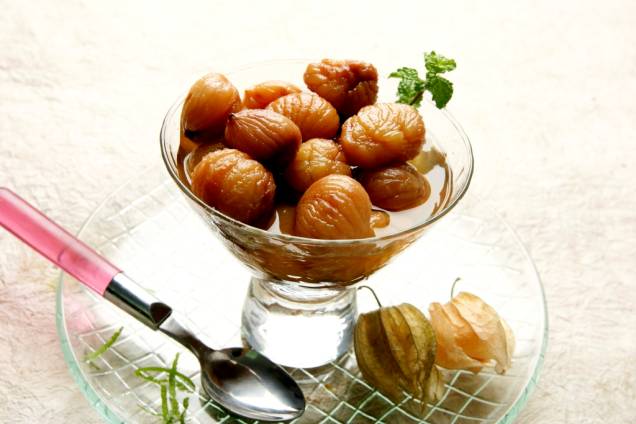 <strong>Marron-glacé, França</strong> Como isso virou doce de batata-doce no Brasil é uma outra história, mas, o original, apreciado no nordeste da <a href="https://viajeaqui.abril.com.br/paises/espanha" rel="Espanha" target="_blank">Espanha</a>, <a href="https://viajeaqui.abril.com.br/paises/franca" rel="França " target="_blank">França </a>e noroeste da <a href="https://viajeaqui.abril.com.br/paises/italia" rel="Itália" target="_blank">Itália</a>, é feito a partir de boas castanhas. Cozidas em caldas açucaradas, são um deleite. <strong>Marron-glacé, França</strong> Como isso virou doce de batata-doce no Brasil é uma outra história, mas, o original, apreciado no nordeste da <a href="https://viajeaqui.abril.com.br/paises/espanha" rel="Espanha" target="_blank">Espanha</a>, <a href="https://viajeaqui.abril.com.br/paises/franca" rel="França " target="_blank">França </a>e noroeste da <a href="https://viajeaqui.abril.com.br/paises/italia" rel="Itália" target="_blank">Itália</a>, é feito a partir de boas castanhas. Cozidas em caldas açucaradas, são um deleite.