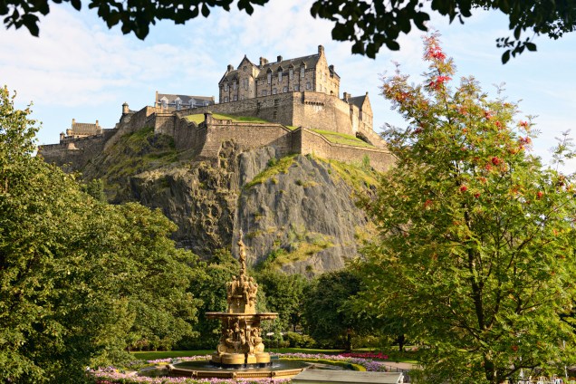 No alto da cidade, o <a href="https://viajeaqui.abril.com.br/estabelecimentos/escocia-edimburgo-atracao-edinburg-castle" rel="Castelo de Edimburgo" target="_blank">Castelo de Edimburgo</a> domina o skyline e traz todo o charme à já charmosíssima <a href="https://viajeaqui.abril.com.br/cidades/escocia-edimburgo" rel="Edimburgo" target="_blank">Edimburgo</a>
