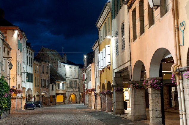 Também conhecida como "Cidade dos Arcos", a rua principal da cidadela tem uma arquitetura marcada por arcos do século 15, onde se escondem lojinhas por trás deles. O mercado local é famoso e oferece bons produtos locais