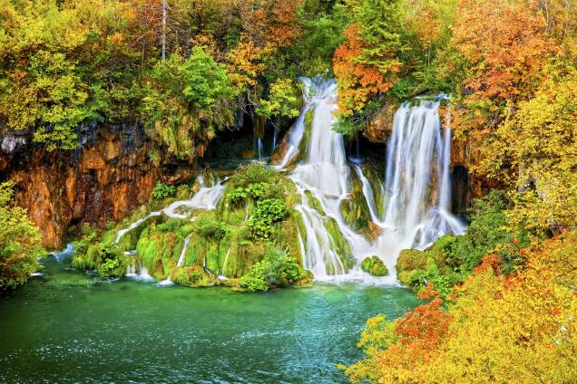 Lagos e cachoeiras paradisíacas conferiram ao lugar o título de Patrimônio Natural da UNESCO. Aqui, é impossível não se impressionar com os cenários marcantes, que se estendem em uma área de vinte mil hectares. Localizado no coração dos Balcãs, a 150 km da capital Zagreb, o parque é um dos lugares mais lindos da região.