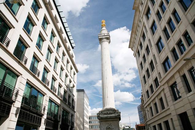 <strong>6. The Monument</strong>Foi construído perto do local onde iniciou o incêndio que destruiu grande parte de Londres em 1666. A cidade foi reconstruída nos mesmos moldes a pedido do rei Carlos II. Para apreciar a vista é preciso subir mais de 360 degraus <strong>6. The Monument</strong>Foi construído perto do local onde iniciou o incêndio que destruiu grande parte de Londres em 1666. A cidade foi reconstruída nos mesmos moldes a pedido do rei Carlos II. Para apreciar a vista é preciso subir mais de 360 degraus