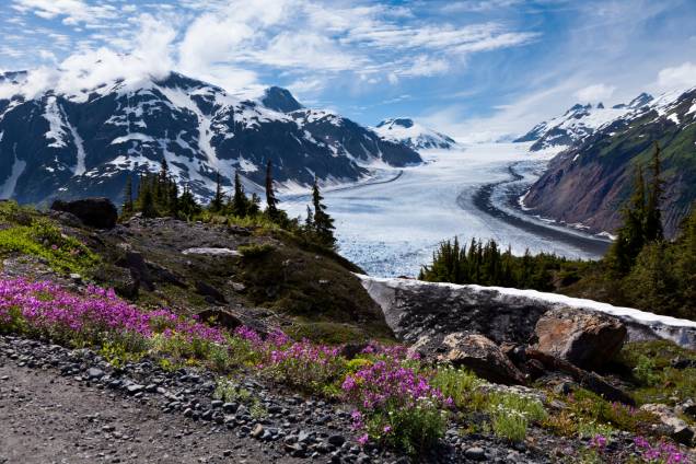 As geleiras são alguns dos cenários que marcam a identidade do Alasca, além se serem as que mais atraem os turistas. A visitação aumenta entre maio e setembro, quando as temperaturas amenas convidam a passeios