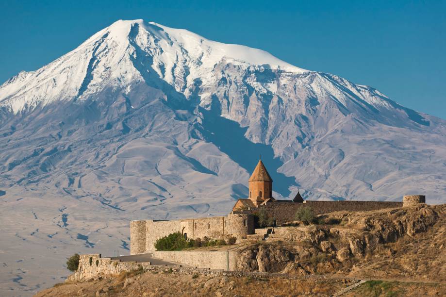 A Mosteiro de Khor Virap está entre os pontos turísticos mais populares da Armênia. Do alto da região onde ele está localizado, é possível avistar o Monte Ararat, símbolo do país (mas que hoje está localizado em território da Turquia) A Mosteiro de Khor Virap está entre os pontos turísticos mais populares da Armênia. Do alto da região onde ele está localizado, é possível avistar o Monte Ararat, símbolo do país (mas que hoje está localizado em território da Turquia)