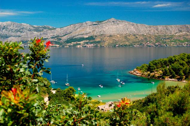 <strong>Ilha de Brač, <a href="http://viajeaqui.abril.com.br/paises/croacia" rel="Croácia" target="_self">Croácia</a>  </strong>                Considerada a terceira maior ilha do Mar Adriático, que ocupa um trecho do Mediterrâneo, Brac possui uma infraestrutura completa pra receber os turistas, repleta de bons hotéis. Suas praias são ótimas e extremamente bonitas, com um bônus: há menos turistas aqui do que em outros destinos litorâneos da Europa                <em><a href="http://www.booking.com/region/hr/brac.pt-br.html?sid=5b28d827ef00573fdd3b49a282e323ef;dcid=1?aid=332455&label=viagemabril-as-mais-belas-praias-do-mediterraneo" rel="Veja preços de hotéis na Ilha de Brac no Booking.com" target="_blank">Veja preços de hotéis na Ilha de Brac no Booking.com</a></em>