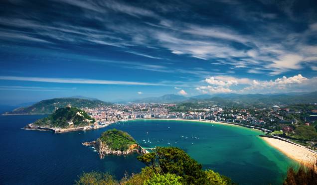 Vista aérea de San Sebastián e da Playa de La Concha Vista aérea de San Sebastián e da Playa de La Concha
