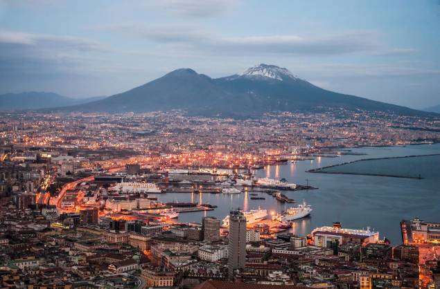 A vista da baía e do porto de <a href="http://viajeaqui.abril.com.br/cidades/italia-napoles" rel="Nápoles">Nápoles</a>, com o Vesúvio ao fundo, é uma das mais belas da cidade