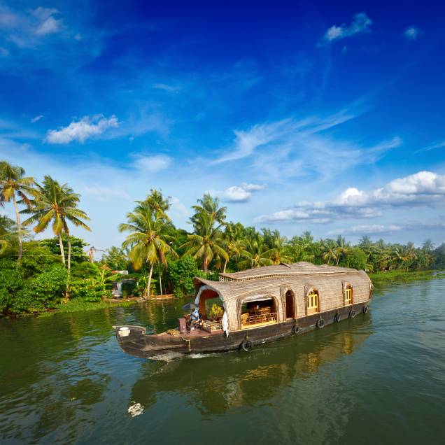 <strong>10. Kerala</strong>Localizada no sul da Índia, a região do Kerala possui uma rede de canais de águas calmas. É comum que os turistas aluguem um barco e passem dias navegando por ali enquanto observam a vida e os costumes da população ribeirinha