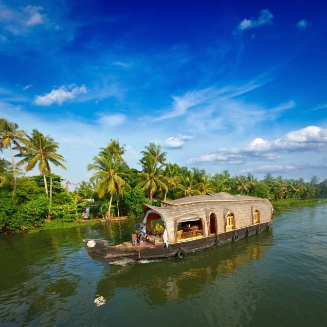 <strong>10. Kerala</strong>Localizada no sul da Índia, a região do Kerala possui uma rede de canais de águas calmas. É comum que os turistas aluguem um barco e passem dias navegando por ali enquanto observam a vida e os costumes da população ribeirinha <strong>10. Kerala</strong>Localizada no sul da Índia, a região do Kerala possui uma rede de canais de águas calmas. É comum que os turistas aluguem um barco e passem dias navegando por ali enquanto observam a vida e os costumes da população ribeirinha