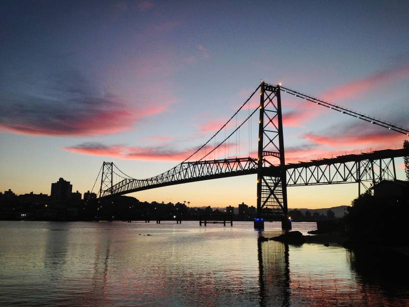 <strong><a href="https://viajeaqui.abril.com.br/cidades/br-sc-florianopolis" rel="FLORIANÓPOLIS">FLORIANÓPOLIS</a> (SC)</strong>A capital de Santa Catarina é um dos destinos que atrai viajantes LGBTs brasileiros, argentinos, uruguaios e chilenos durante o verão, e por conta disso muitos chamam a cidade de capital gay friendly do Sul. Em 2015, após dois anos sem ser realizada, a Parada LGBT reuniu 30 mil pessoas, de acordo com os organizadores <strong><a href="https://viajeaqui.abril.com.br/cidades/br-sc-florianopolis" rel="FLORIANÓPOLIS">FLORIANÓPOLIS</a> (SC)</strong>A capital de Santa Catarina é um dos destinos que atrai viajantes LGBTs brasileiros, argentinos, uruguaios e chilenos durante o verão, e por conta disso muitos chamam a cidade de capital gay friendly do Sul. Em 2015, após dois anos sem ser realizada, a Parada LGBT reuniu 30 mil pessoas, de acordo com os organizadores