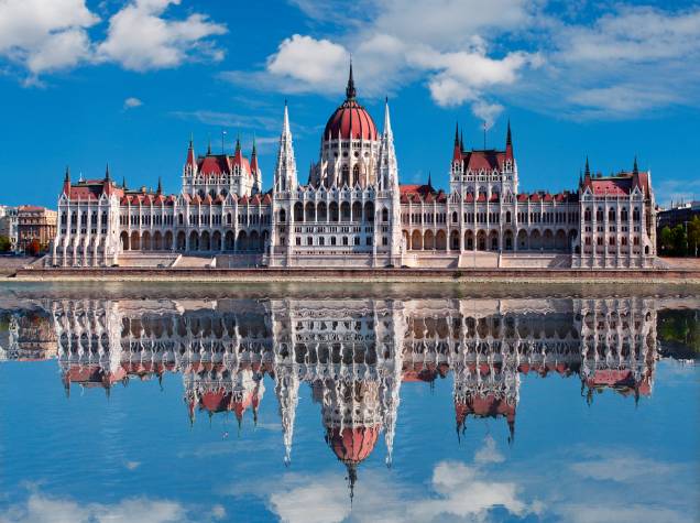 Budapeste é uma das capitais favoritas da região graças à sua beleza única, marcada pela herança do Império Austro-Húngaro em seus patrimônios invejáveis. Aqui, a parada obrigatória é o Prédio do Parlamento – a maior e mais atraente construção da cidade, com sua arquitetura neogótica à beira do Rio Danúbio. <a href="http://www.booking.com/city/hu/budapest.pt-br.html?sid=efe6c9de408bb8d78e20e017e616e9f8;dcid=4?aid=332455&label=viagemabril-lesteeuropeu" target="_blank">Veja hotéis em Budapeste no Booking.com</a>