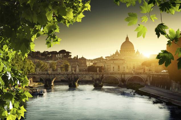 O dia amanhece no Vaticano, um dos lugares obrigatórios para quem visita <a href="http://viajeaqui.abril.com.br/cidades/italia-roma" rel="Roma">Roma</a>