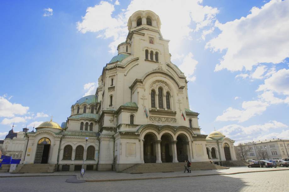 Erguida em homenagem aos soldados russos, que caíram durante a invasão dos otomanos na Idade Média, a Catedral de Alexandre Nevsky é ricamente decorada Erguida em homenagem aos soldados russos, que caíram durante a invasão dos otomanos na Idade Média, a Catedral de Alexandre Nevsky é ricamente decorada