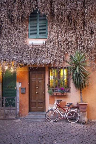 Para conhecer o Trastevere, o melhor é andar por algumas horas sem mapa pelas suas vielas que mais parecem um labirinto de casinhas coloridas