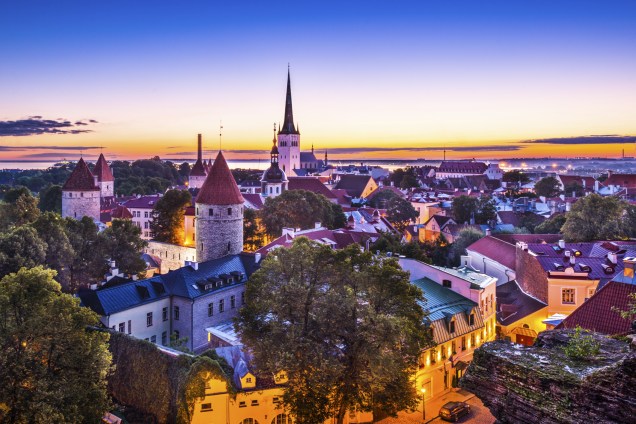 O crepúsculo cai sobre a Cidade Velha de Tallinn, na Estônia. A capital do país é cercada por construções de arquitetura russa, fruto dos tempos em que era dominada pela Rússia. Por aqui, há atrações únicas, como restaurantes que servem carne de caça