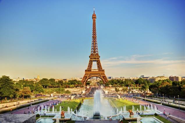 Os jardins da Praça do Trocadéro reservam uma das mais conhecidas e clicadas vistas da Torre Eiffel