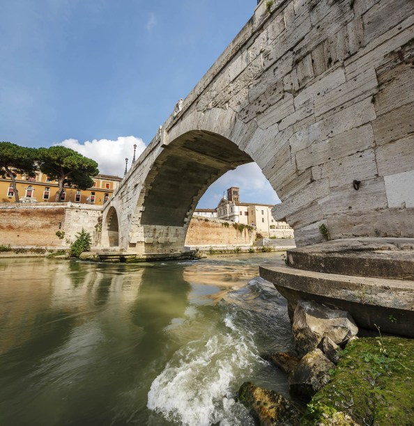 Um dos bairros mais charmosos da capital italiana é o Trastevere, que tem esse nome derivado do latim <em>trans Tiberim</em>, ou além do Tibre - o rio separa a região do centro histórico de <a href="https://viajeaqui.abril.com.br/cidades/italia-roma" rel="Roma" target="_blank">Roma</a>