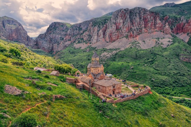 Cercado pelo Lago Sevan, o Mosteiro de Sevanavank foi construído por volta do século 9 e restaurado em 1956. A vista da região é espetacular
