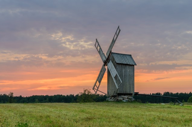 Um moinho de vento compõe um dos belos cenários bucólicos de Tubala, uma pequena vila ao noroeste da Estônia