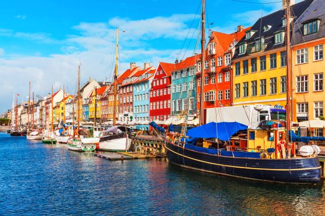 <a href="http://viajeaqui.abril.com.br/cidades/dinamarca-copenhague" target="_blank" rel="noopener"><strong>Copenhague – Dinamarca </strong></a> Um dos passeios mais turísticos da capital dinamarquesa é o canal de Nyhavn. O canal surgiu em 1673, escavado por soldados, já foi uma região de prostituição e perdição e hoje concentra bares, cafés e restaurantes muito procurados por turistas e locais. <a href="http://www.booking.com/city/dk/copenhagen.pt-br.html?aid=332455&label=viagemabril-venezasdomundo" target="_blank" rel="noopener"><em>Busque hospedagens em Copenhague no booking.com</em></a>