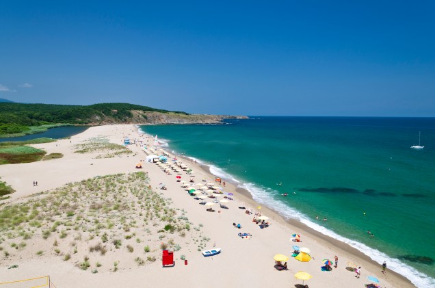 As praias da Bulgária, concentradas em um pedaço do Mar Negro, são conhecidas por suas águas cristalinas e trechos de areia fina e muito branca. Durante o verão europeu, turistas lotam a costa