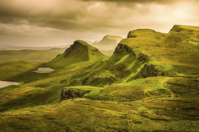 No extremo norte da Escócia, estão as <a href="https://viajeaqui.abril.com.br/cidades/reino-unido-highlands" rel="Highlands" target="_blank"><strong>Highlands</strong></a> – suas paisagens dramáticas foram lar da civilização gaélica, e hoje as ruínas de castelos mesclam-se à relva selvagem e aos pores do sol estonteantes