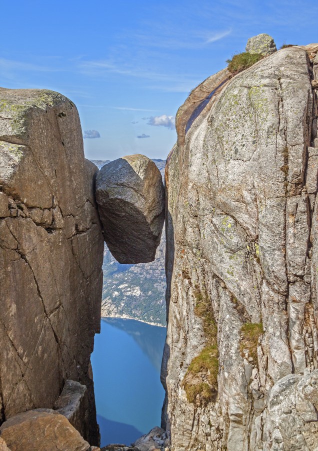 <strong>Kjeragbolten –<a href="https://viajeaqui.abril.com.br/paises/noruega" rel=" Noruega" target="_blank"> Noruega</a> </strong>                Para chegar até a pedra encaixada em uma fenda a 990 metros de altura na montanha de Kjerag, na Noruega, é preciso ter disposição para encarar uma trilha de pelo menos 6 horas. Acredite: os atrevidos sobem na pedra encaixada para sair na foto