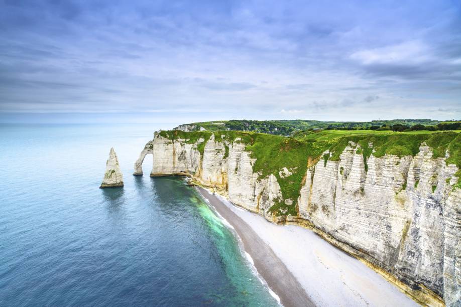 Localizadas na costa da Normandia, ao norte da França, em uma cidade chamada Etretat (por isso o nome), a formação rochosa é composta por uma cadeia de falésias e a mais famosa delas é a Falaise d’Aval. Seus formatos lembram diversas esculturas, como a de uma cabeça de elefante mergulhando o tronco nas ondas.