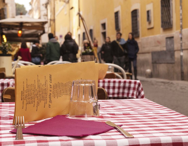 Em um passeio pelas ruas emaranhadas do bairro de Trastevere, é possível encontrar bons restaurantes, pizzarias, cafés e bares, com mesas dispostas na rua e cardápios visíveis aos transeuntes