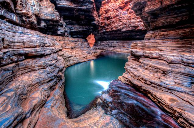 <strong>Karijini National Park –<a href="http://viajeaqui.abril.com.br/paises/australia" rel=" Austrália " target="_blank"> Austrália </a></strong>                Não bastasse a arte da natureza esculpida nos paredões e abismos de Karijini, as piscinas naturais e cachoeiras são uma atração à parte. As piscinas limpas que contrastam com o vermelho das pedras compensam as longas caminhadas para chegar até os locais
