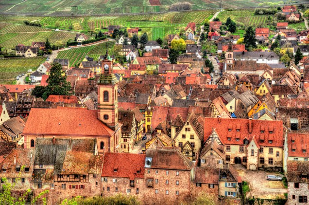 A cidadezinha medieval é tão pequena e organizada que parece cenográfica. Muralhas cercam o vilarejo, o que o transforma em um simpático museu ao ar livre
