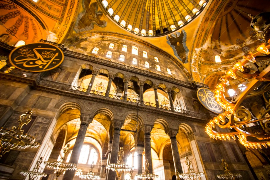 O interior da Aya Sofia exibe uma mistura de referências cristãs e muçulmanas