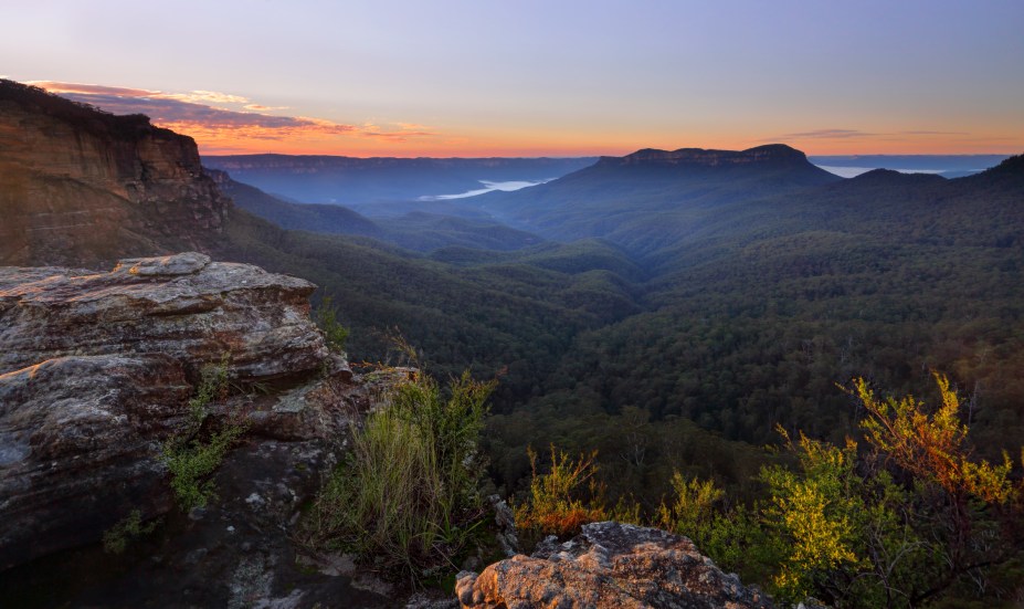 <strong>Trópicos úmidos de Queensland </strong>                                                                                    A região, no nordeste da Austrália, é destaque no país pelas suas florestas úmidas e quentes, que contrastam com os grandes desertos australianos. Daintree, a floresta tropical mais antiga do mundo, e as Blue Mountains (foto) são algumas das atrações mais conhecidas dos Trópicos Úmidos