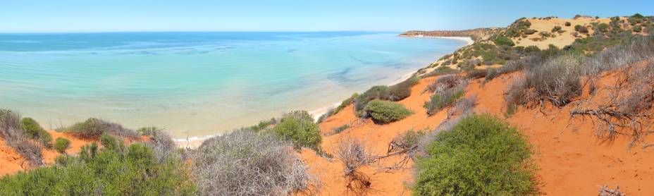 <strong>Shark Bay </strong> A fauna especial da Baía Shark é o que a torna um patrimônio da humanidade. Localizada no ponto mais a oeste do país, lá está o maior manto de algas marinhas do mundo e os famosos estromatólitos, uma rocha coberta por limo que é um dos sinais mais antigos de vida na terra <strong>Shark Bay </strong> A fauna especial da Baía Shark é o que a torna um patrimônio da humanidade. Localizada no ponto mais a oeste do país, lá está o maior manto de algas marinhas do mundo e os famosos estromatólitos, uma rocha coberta por limo que é um dos sinais mais antigos de vida na terra