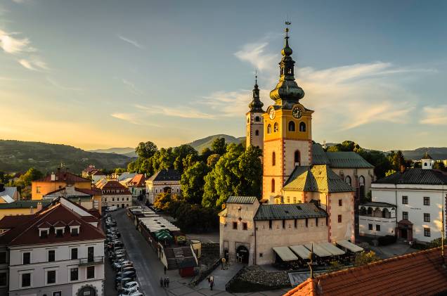 Às margens do Rio Hron, a cidade de Banská Bystrica é marcada por prédios e casas antigas, que trazem ao turista a sensação de estar em um lugar que parou no tempo