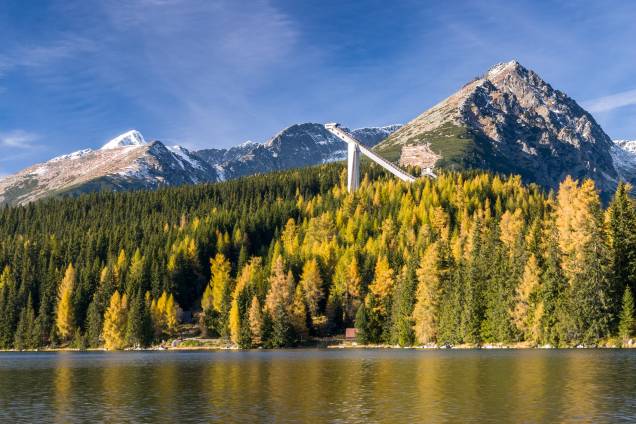 O Strbske Pleso, localizado em uma região dos Montes Tatras, inclui uma área glacial perfeita para a prática de esporte de inverno. Não à toa: ele abriga muitos hotéis e resorts em seu entorno, que caem no gosto dos turistas