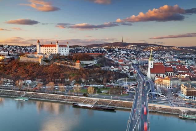 A visão da cidade de Bratislava, capital da Eslováquia, que hoje rejuvenesce pra atrair cada vez mais visitantes. No Centro, é possível encontrar boas opções de bares e restaurantes