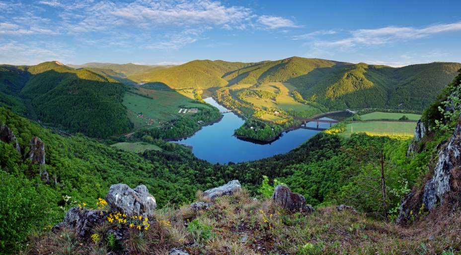 A beleza do Lago Ruzin está entre os destaques das paisagens do interior do país. Sua localização situa-se próxima à cidade de Kosice, a segunda maior da Eslováquia A beleza do Lago Ruzin está entre os destaques das paisagens do interior do país. Sua localização situa-se próxima à cidade de Kosice, a segunda maior da Eslováquia