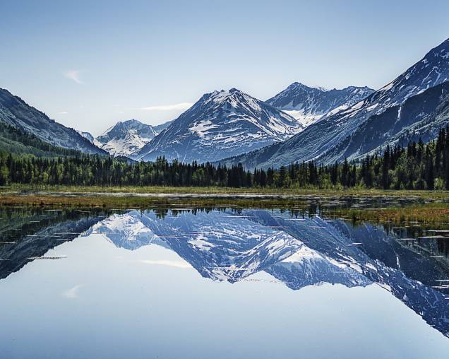 No verão, as visitas até as <strong>paisagens alasquianas</strong> ficam mais agradáveis. O motivo? As temperaturas médias durante a estação giram em torno de 20°C, enquanto no inverno elas podem ficar em -22°C