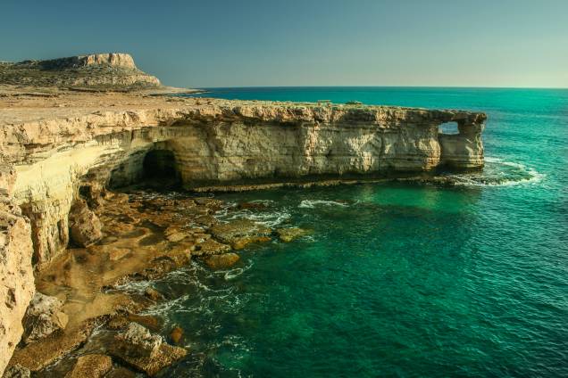 <strong>Ayia Napa, Famagusta, Chipre </strong>                São as praias mais visitadas do país, popularmente conhecidas como a Ibiza do Chipre. Por aqui, a atmosfera jovem prevalece, com muitos barzinhos ao seu redor. Vale a pena esticar a viagem para conhecer o mosteiro da região, com arquitetura bem preservada                <em><a href="http://www.booking.com/city/cy/ayia-napa.pt-br.html?sid=5b28d827ef00573fdd3b49a282e323ef;dcid=1?aid=332455&label=viagemabril-as-mais-belas-praias-do-mediterraneo" rel="Veja preços de hotéis em Ayia Napa no Booking.com" target="_blank">Veja preços de hotéis em Ayia Napa no Booking.com</a></em>