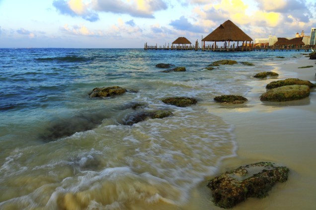 <a href="https://viajeaqui.abril.com.br/cidades/mexico-cancun" rel="Cancún, México" target="_self"><strong>Cancún, México</strong></a>Palapas e gazebos são muito comuns nas paisagens das praias da cidade. Por aqui, os turistas se revezam entre caminhar nas areias branquinhas, fazer compras ou curtir o agito de casas noturnas