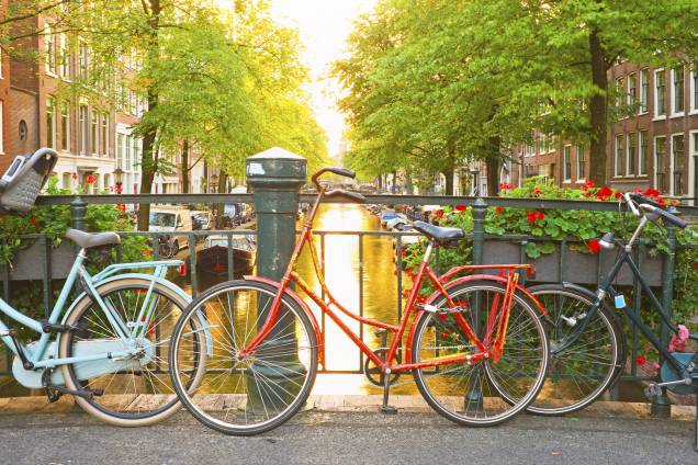 <a href="http://viajeaqui.abril.com.br/cidades/holanda-amsterda" rel="Amsterdã – Holanda" target="_blank"><strong>Amsterdã</strong></a><strong> – <a href="http://viajeaqui.abril.com.br/paises/holanda" rel="Holanda" target="_blank">Holanda</a></strong>        A cultura do uso da bicicleta é difundida em toda a Holanda há várias décadas e a cidade estimula seu uso não só entre cidadãos de Amsterdã como também entre turistas, que têm diversos bike-tours, grátis e pagos, para escolher quando visitarem a cidade