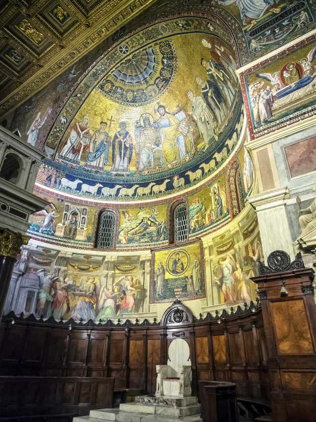Além da importância histórica, a basílica de Trastevere chama atenção pelos belíssimos mosaicos dourados do século 12, em especial os que adornam a abside, no altar-mor, cujas cenas contam a história da mãe de Jesus