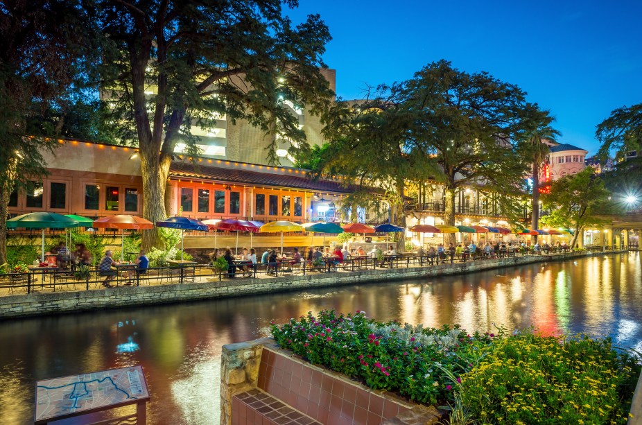 <strong>San Antonio – EUA </strong> A principal atração da segunda maior cidade do Texas é o passeio pelo calçadão ao longo das margens rio San Antonio, que fica a um nível abaixo da rua. O trajeto também pode ser feito de barco, por todo o caminho, que tem 6,5 km, você encontra bons restaurantes e bares (vários mexicanos.) <a href="https://www.booking.com/city/us/san-antonio.pt-br.html?aid=332455&label=viagemabril-venezasdomundo" target="_blank" rel="noopener"><em>Busque hospedagens em San Antonio no booking.com</em></a>