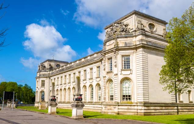 O Tribunal da Coroa de Cardiff ocupa um belo edifício, listado como uma das construções mais interessantes do Reino Unido. Por aqui, há julgamentos e outros eventos importantes para a justiça do País de Gales