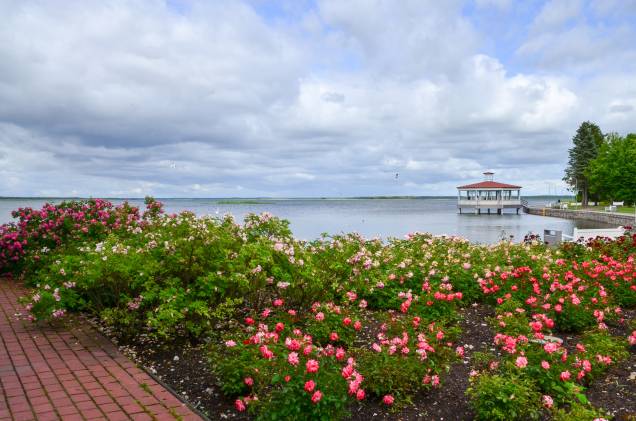 A oeste da Estônia, a cidade de Haapsalu encanta os turistas com seu charme. Localizada em uma região à beira-mar, a cidade tem construções históricas datadas da Idade Média A oeste da Estônia, a cidade de Haapsalu encanta os turistas com seu charme. Localizada em uma região à beira-mar, a cidade tem construções históricas datadas da Idade Média